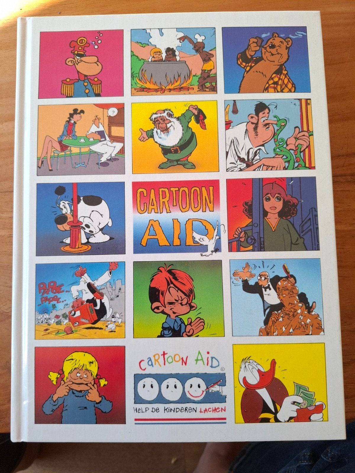 Cartoon Aid - Stripboek in zeer goede staat, Boeken, Eén stripboek, Ophalen of Verzenden, Zo goed als nieuw, Diverse auteurs