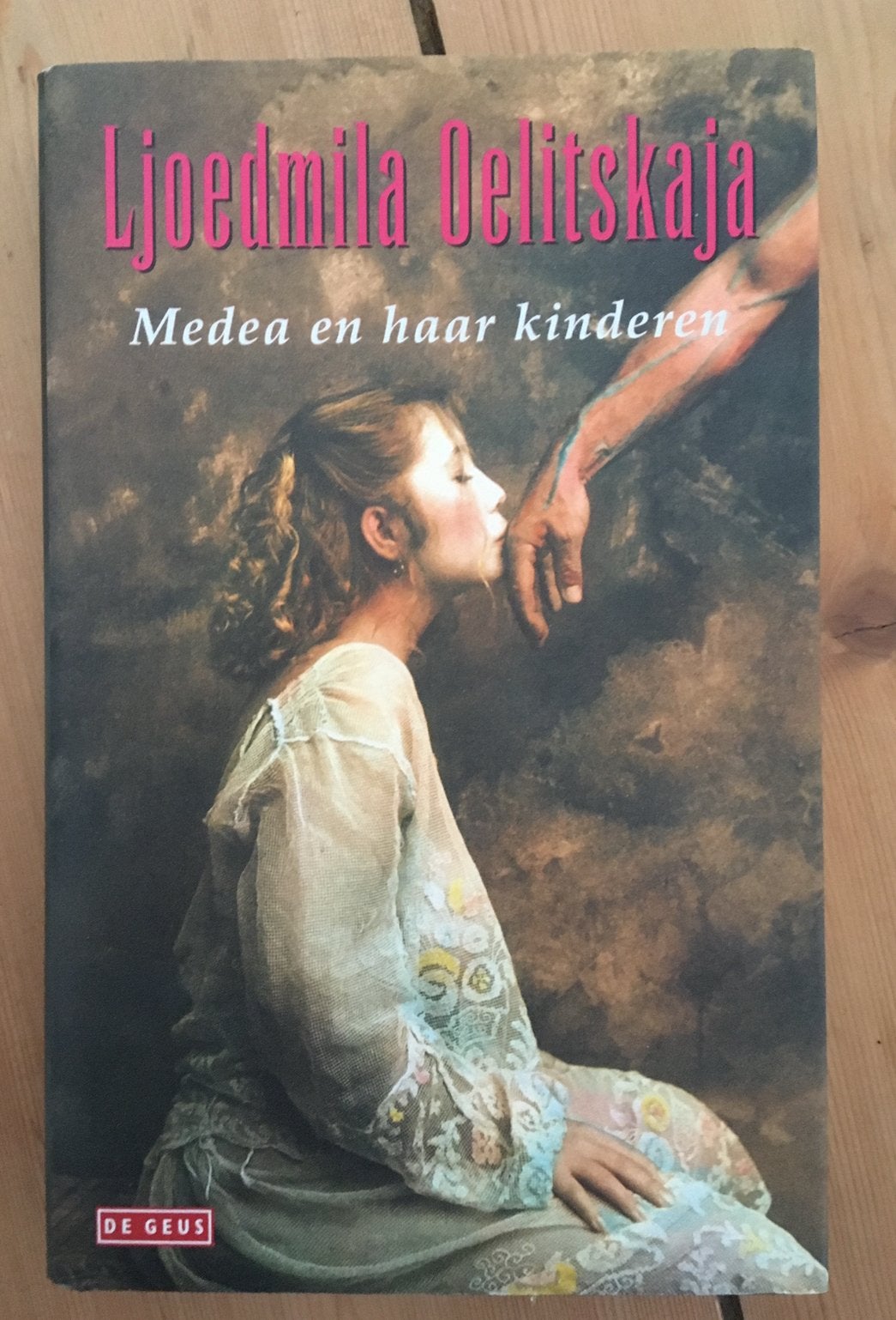 Medea en haar kinderen - Oelitskaja + Wond - Oksana Vasjkana, Ophalen of Verzenden, Gelezen