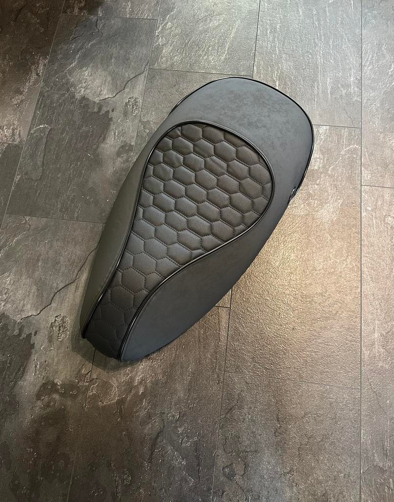 (Zwart)Vespa sprint/primavera mono rs zadel (anti slip), Ophalen of Verzenden, Nieuw, Zadel, Vespa