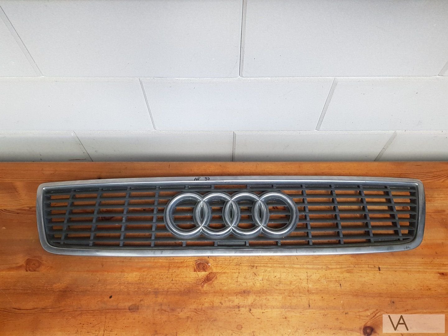 Audi A8 grille in motorkap 1994 - 1998 nette staat €40, Auto-onderdelen, Gebruikt, -, -, -