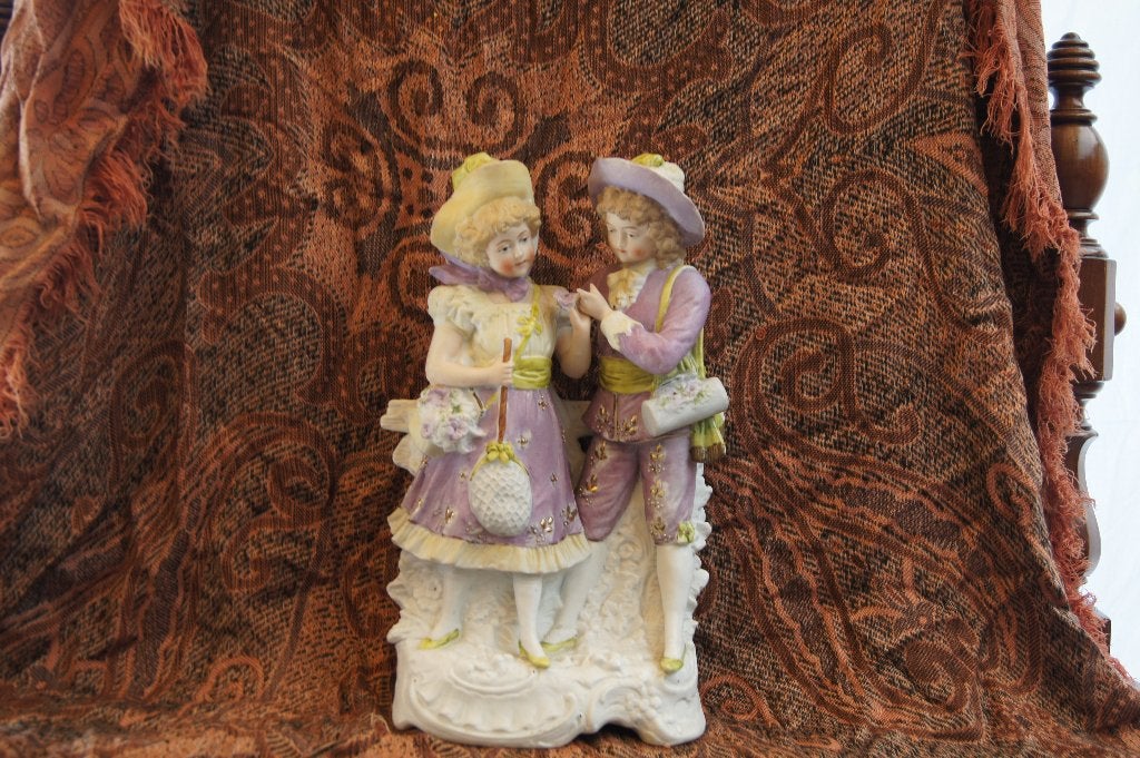 Antiek Porseleinen Beeldje: Romantisch Paar in Pastel, Antiek en Kunst, Groep mensen, Handgemaakt, Ophalen of Verzenden, 20 - 50 cm