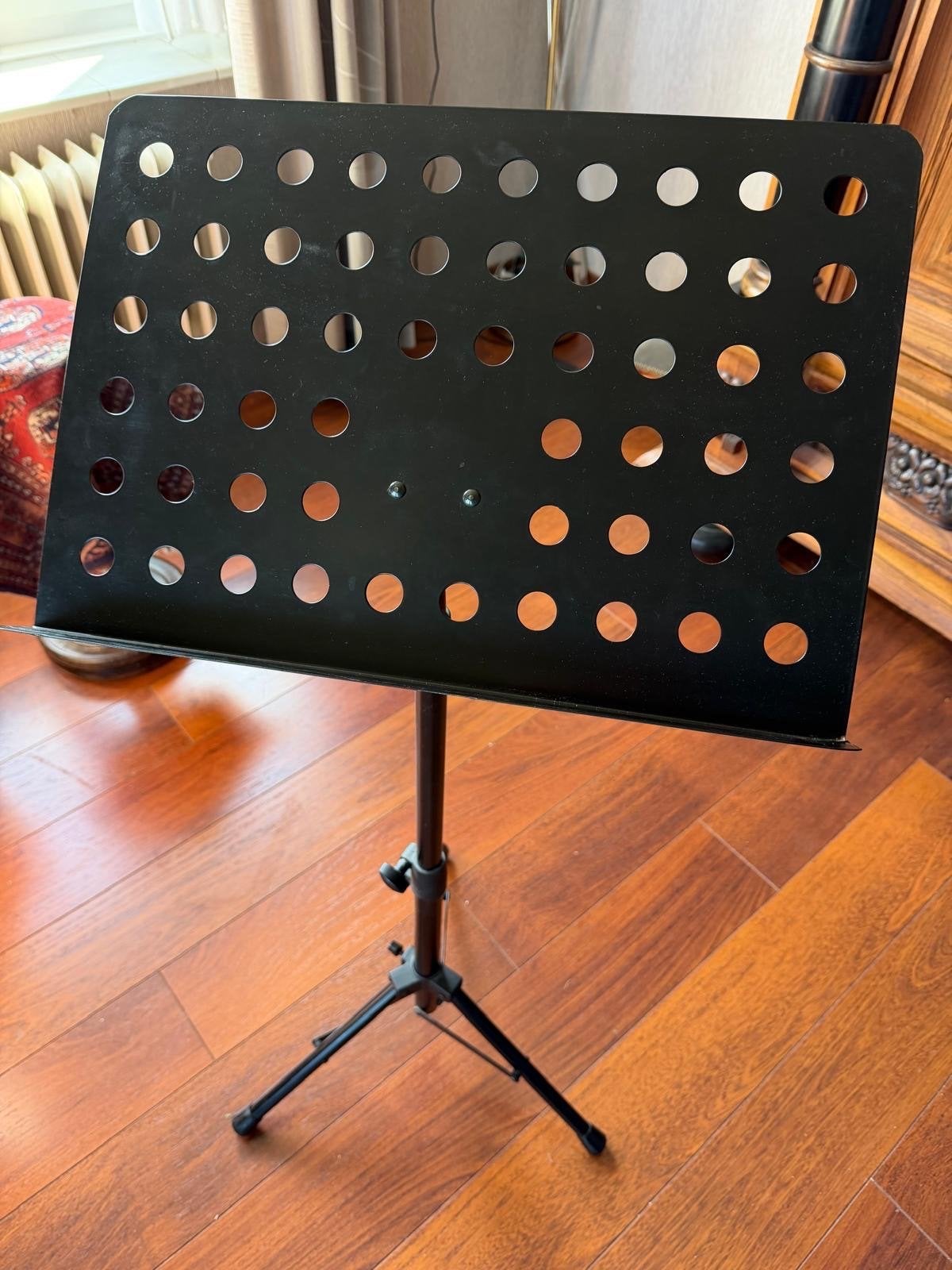 Muziek standaard met geperforeerd blad, Muziek en Instrumenten, Ophalen of Verzenden, Zo goed als nieuw, Muziekstandaard, Overige instrumenten
