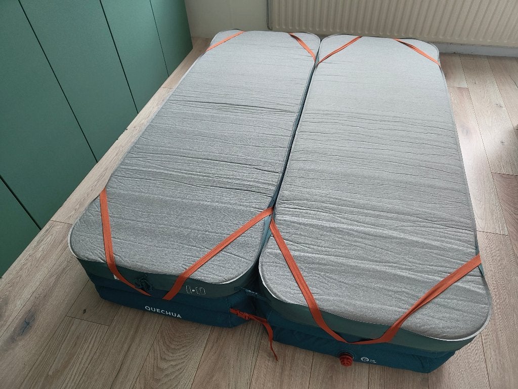 Quechua veldbed + zelfopblazend luchtbed (2x aanwezig), Caravans en Kamperen, Ophalen of Verzenden, Zo goed als nieuw, 1-persoons
