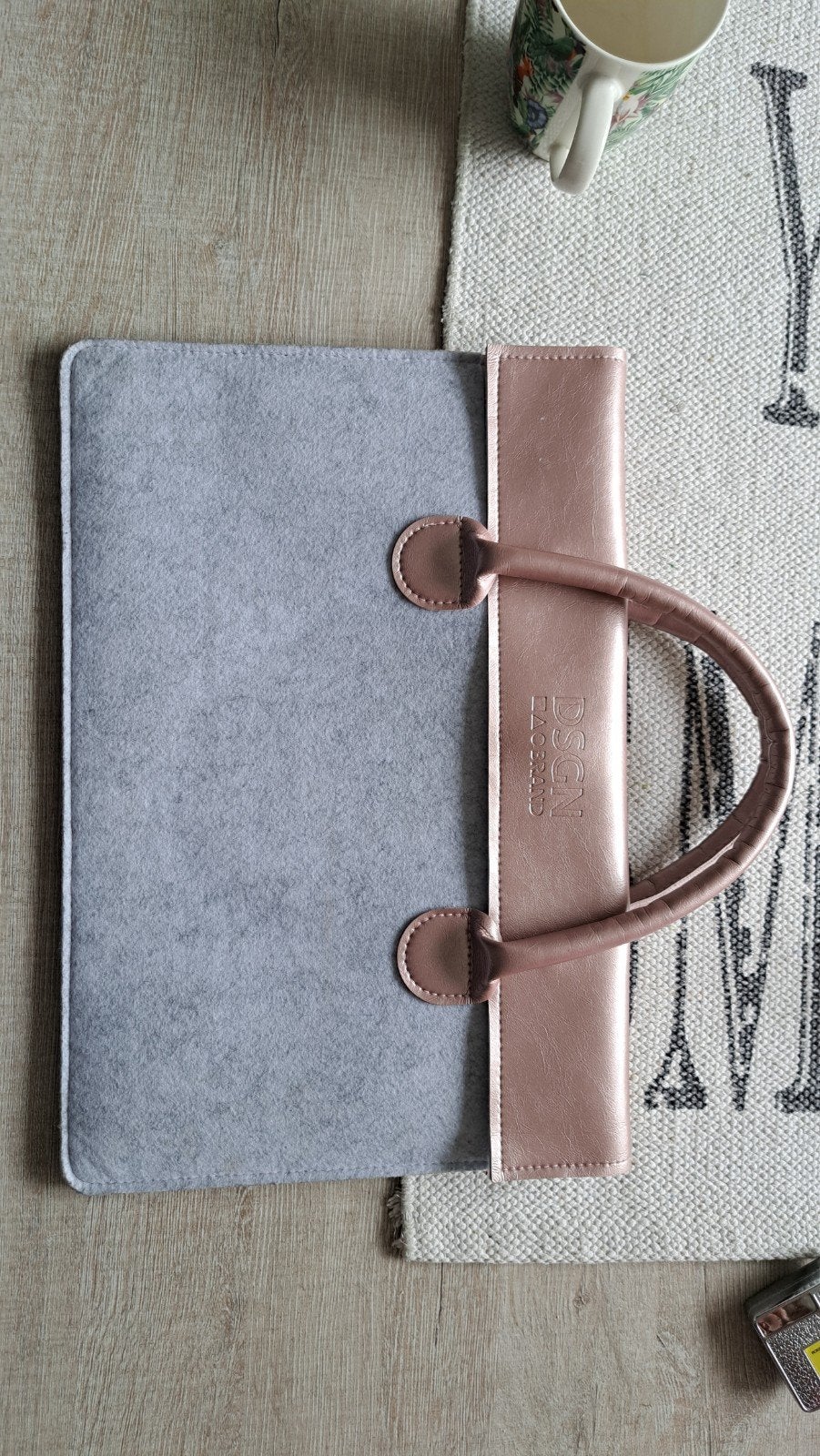DSGN TAO BRAND Laptophoes 26x38cm - Grijs/Roze, Verzenden, 15 inch, Nieuw, DSGN TAO BRAND