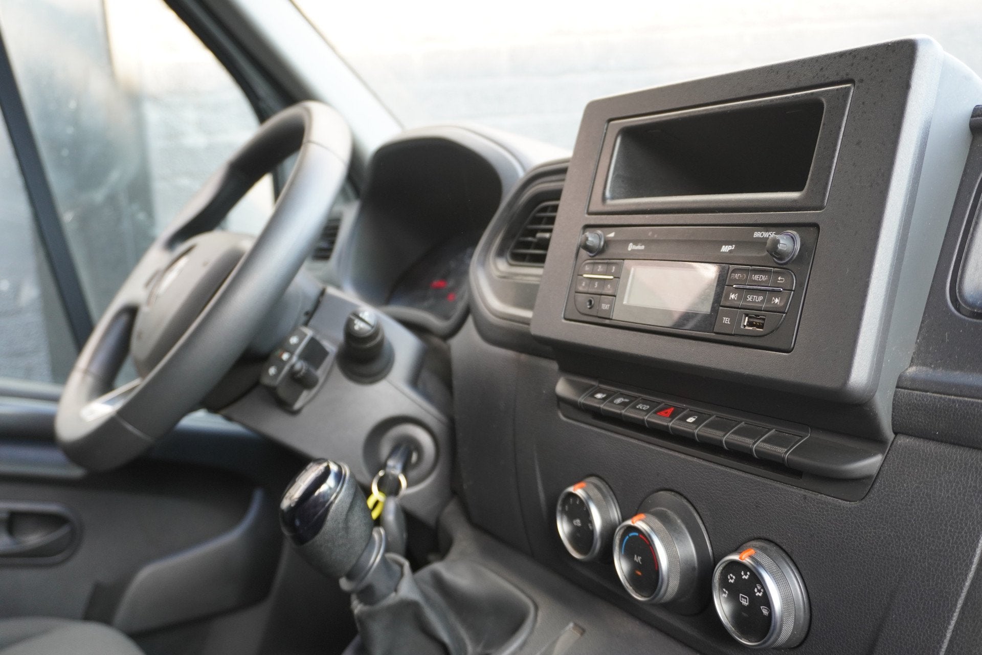 Renault Master 2.3 dCi 150PK L2H2 - EURO 6 - Airco - Trekhaa, Voorwielaandrijving, Dealer onderhouden, Stof, Gebruikt