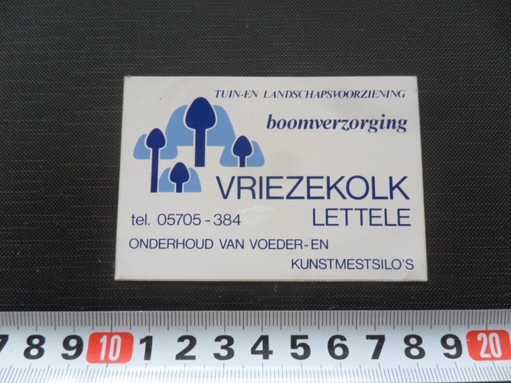 sticker Lettele VRIEZEKOLK tuin- en landschapsvoorziening, Ophalen, Zo goed als nieuw