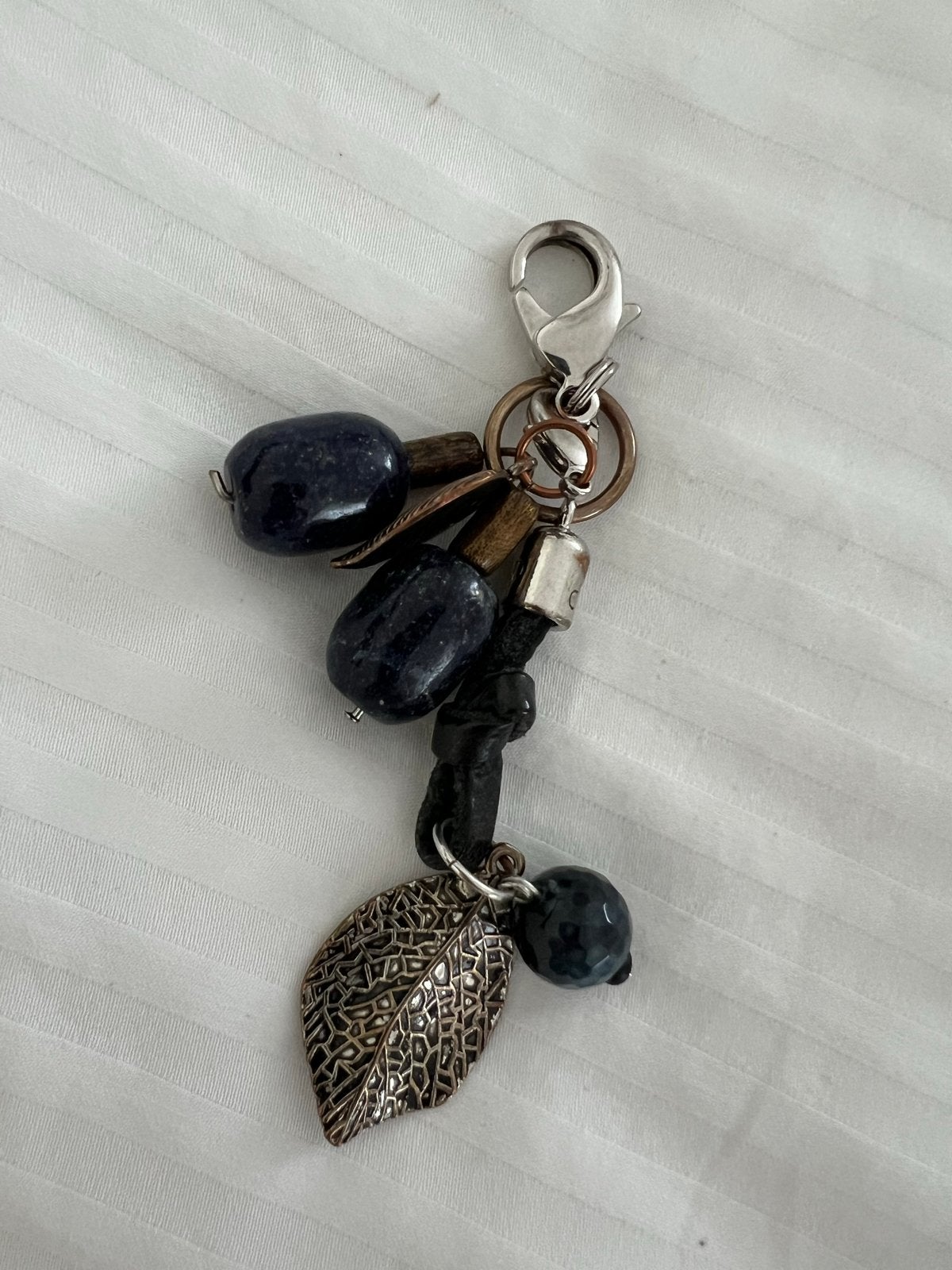 Donker blauwe bedel van het merk Pimps and Pearls, Sieraden, Tassen en Uiterlijk, Ophalen of Verzenden, Gebruikt, Overige materialen