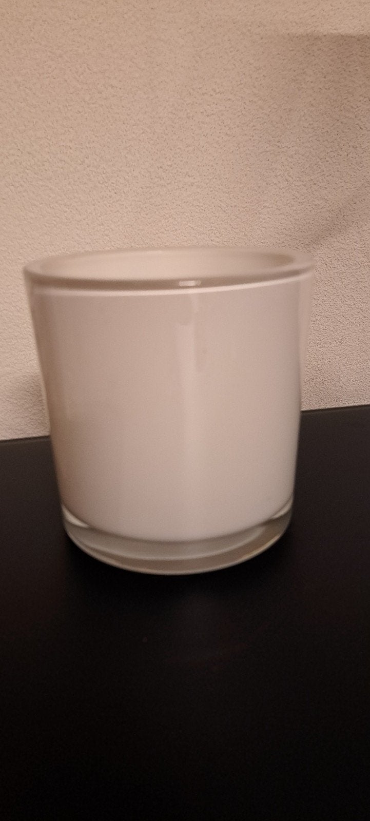 Glazen witte bloempot met sierlijke rand aan de onderkant., Ophalen of Verzenden, Zo goed als nieuw, Glas