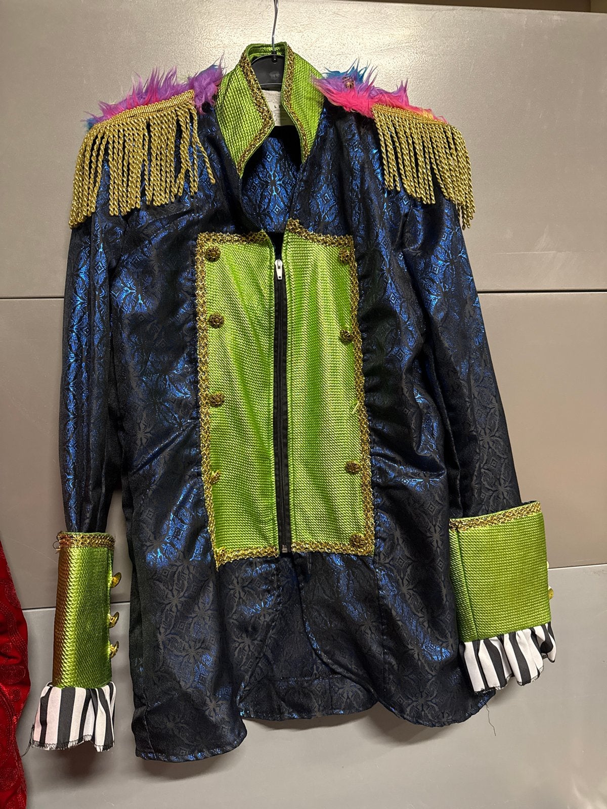 Carnavalsjasje met bonte epauletten en franjes, Maat 38/40 (M), Carnaval, Ophalen of Verzenden, Kleding