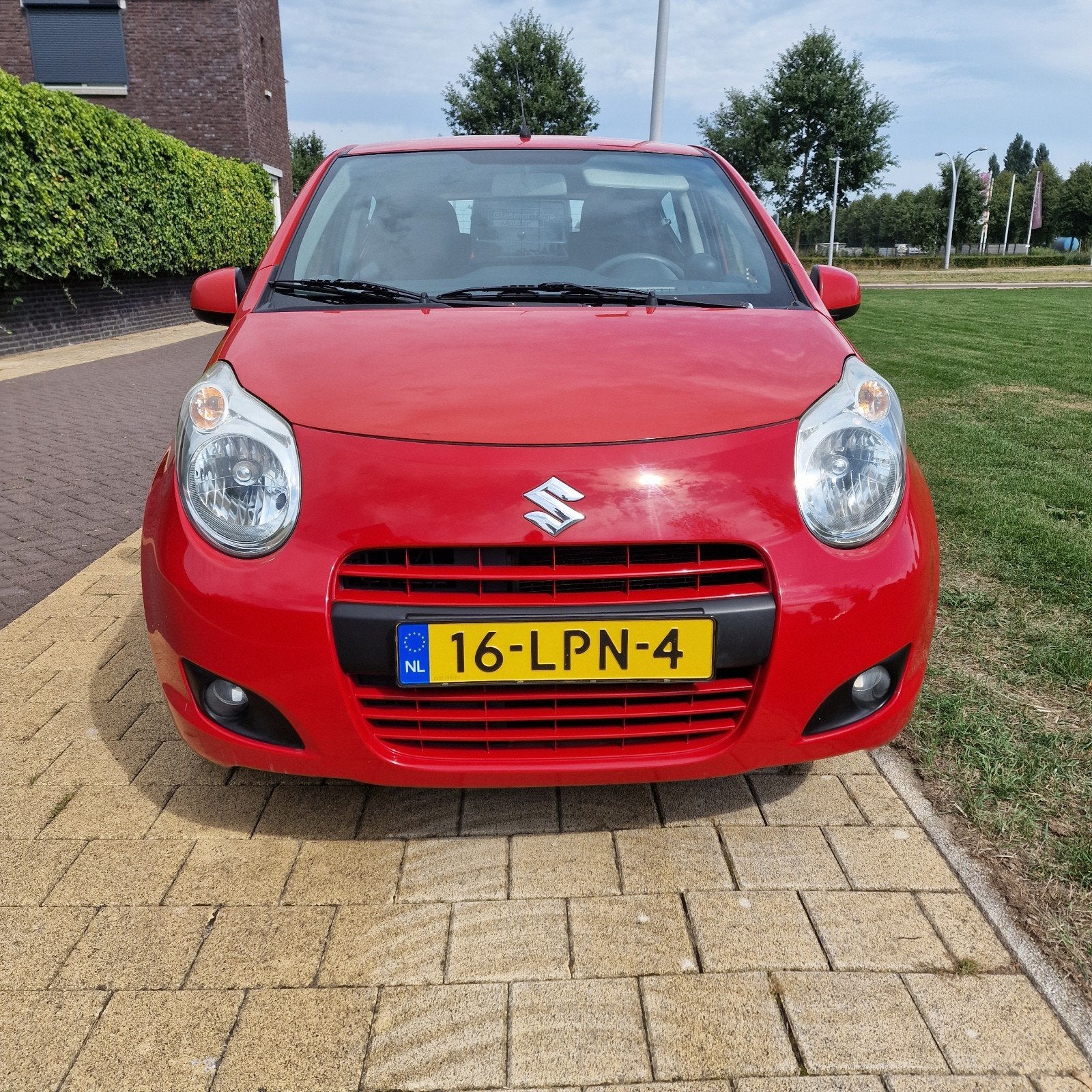 Suzuki Alto 1.0 2010 Rood weinig KM moet snel weg !!!, Voorwielaandrijving, 200 kg, 4 stoelen, Alcantara