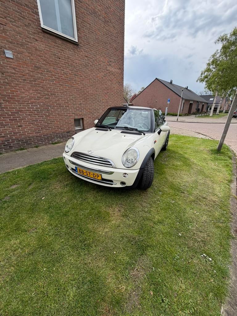 Mini 1.6 16V Cooper Cabrio 2006 Wit, Auto's, Voorwielaandrijving, Beige, 4 cilinders, Cabriolet