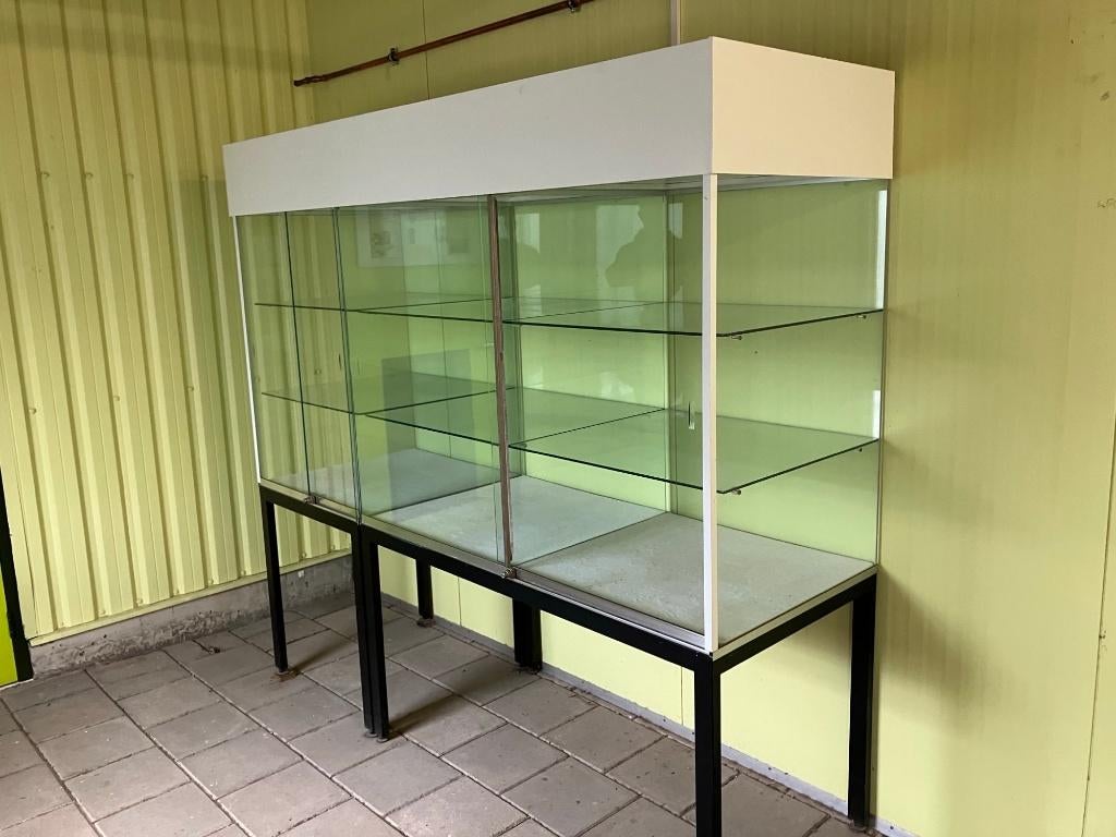 Glazen vitrines, 4 stuks in diverse maten met verlichting, Ophalen, Met plank(en), Gebruikt, 200 cm of meer