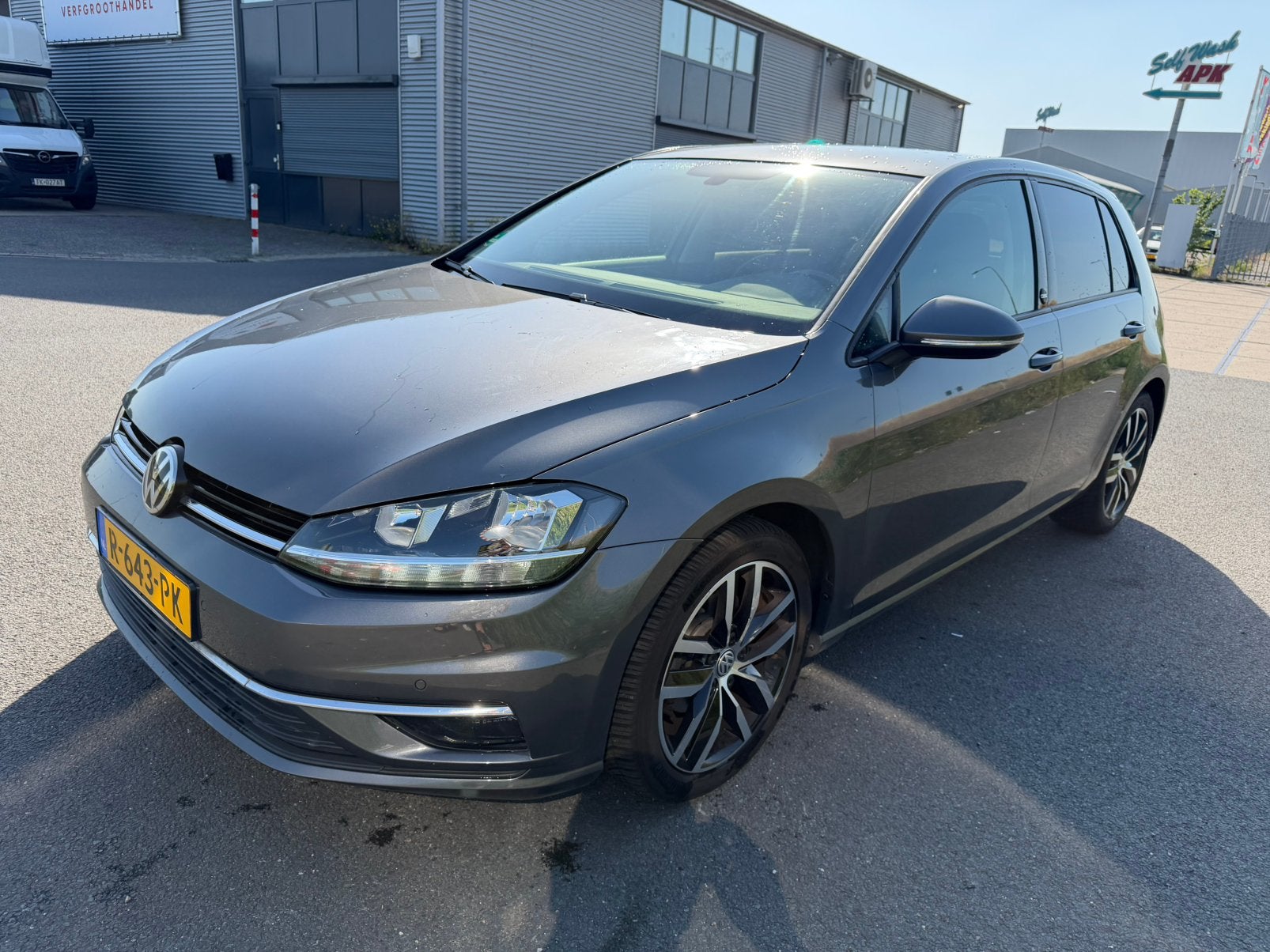 Volkswagen  Golf 1.0 TSI 110pk 7-DSG 5D 2017 donkergrijs, Stof, Zwart, 620 kg, 3 cilinders
