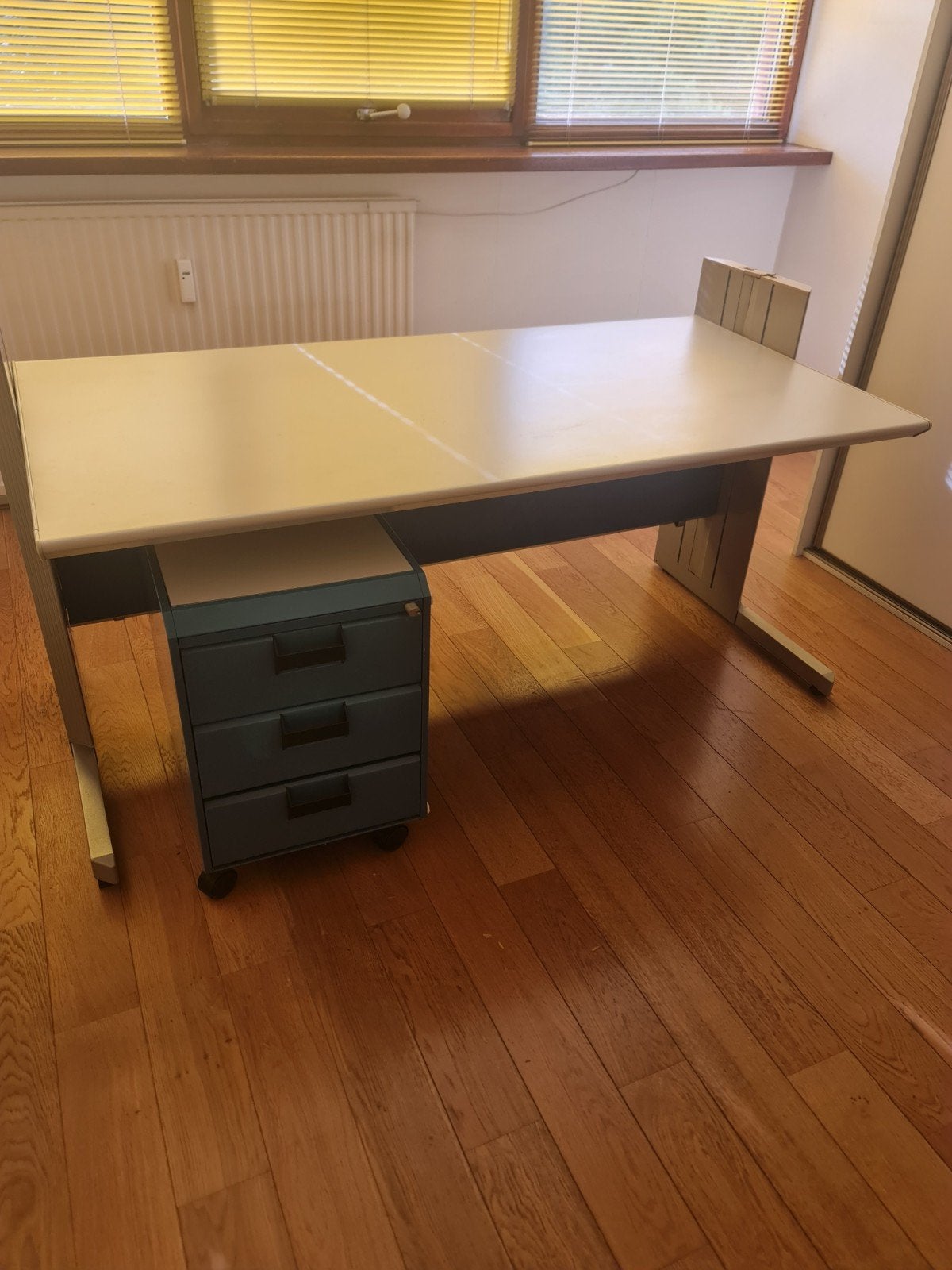 Gratis Bureau met Ladenkast - Ideaal voor Thuiswerkplek, Huis en Inrichting, Bureaus, Gebruikt, Met lades, Ophalen of Verzenden