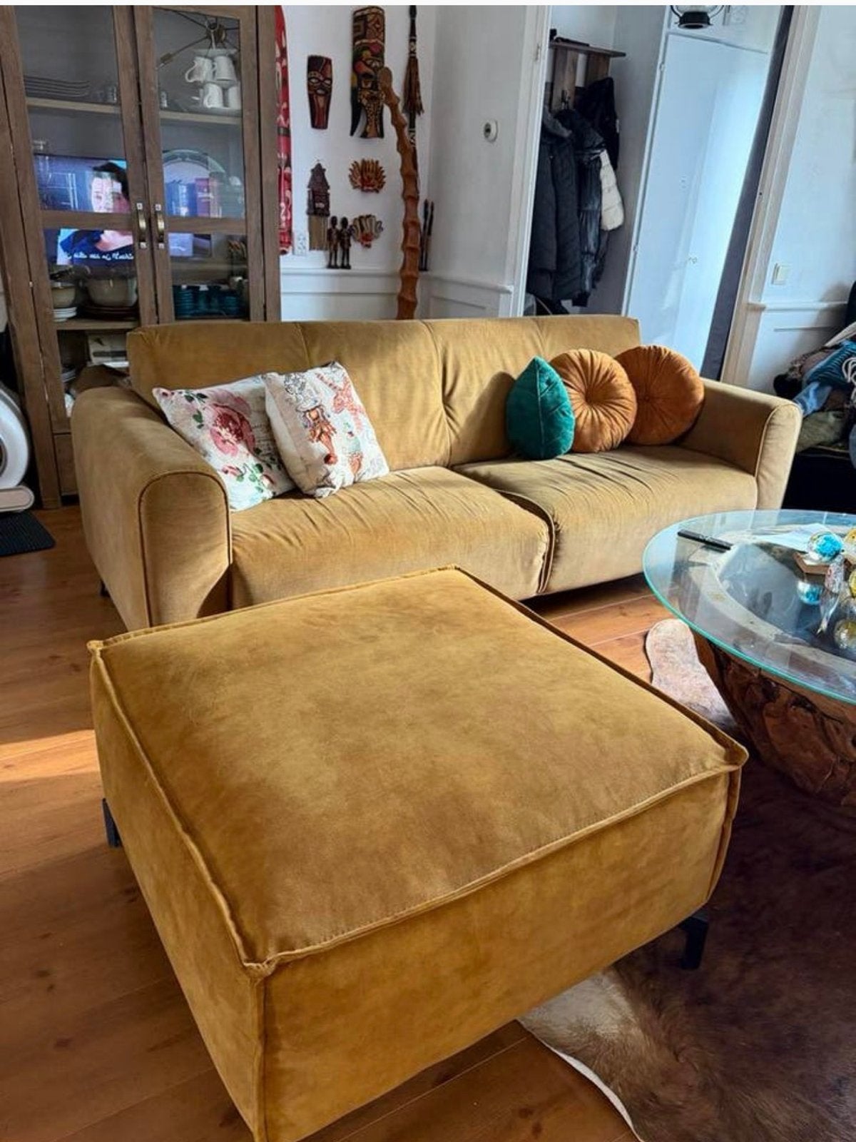 Comfortabele 2-zitsbank met poef in okergeel, Huis en Inrichting, Banken | Bankstellen, Ophalen, Gebruikt, 150 tot 200 cm, Tweepersoons