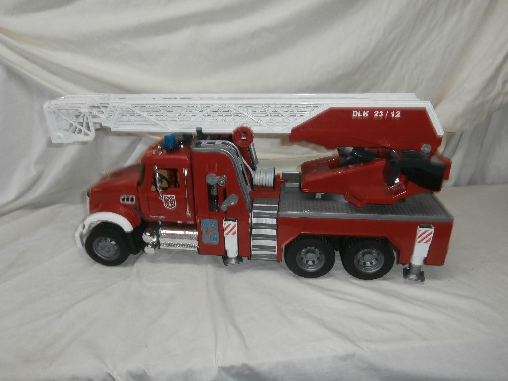 Bruder Mack brandweer ladderwagen met brandweerman, Ophalen, Zo goed als nieuw