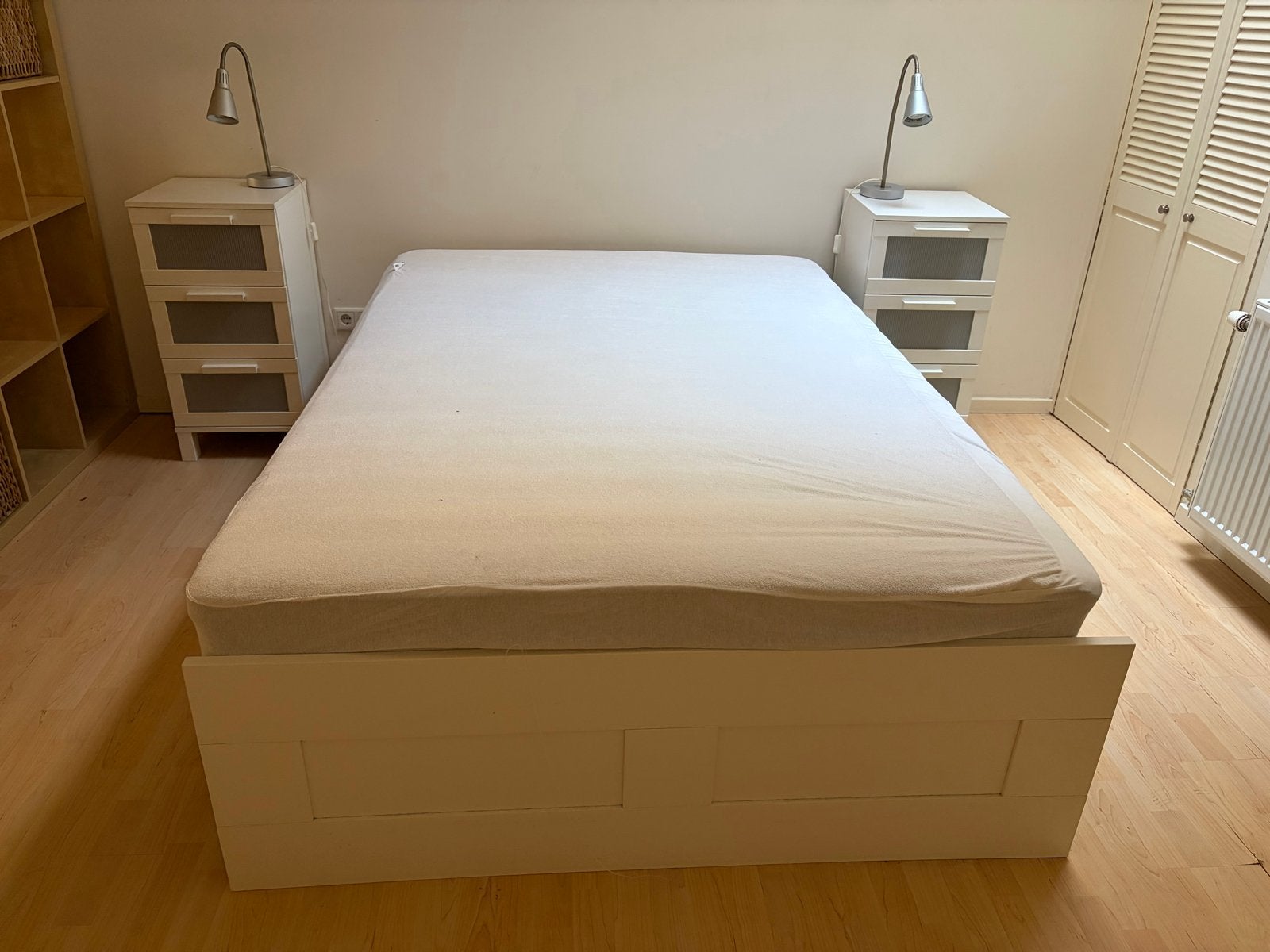 Ophalen in Leiden! 2pers bed incl matras en 2 nachtkastjes, Wit, Tweepersoons, Zo goed als nieuw, 200 cm