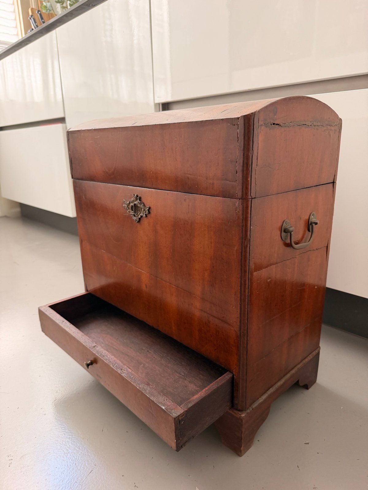Antieke houten kist met lade en handvatten, Ophalen