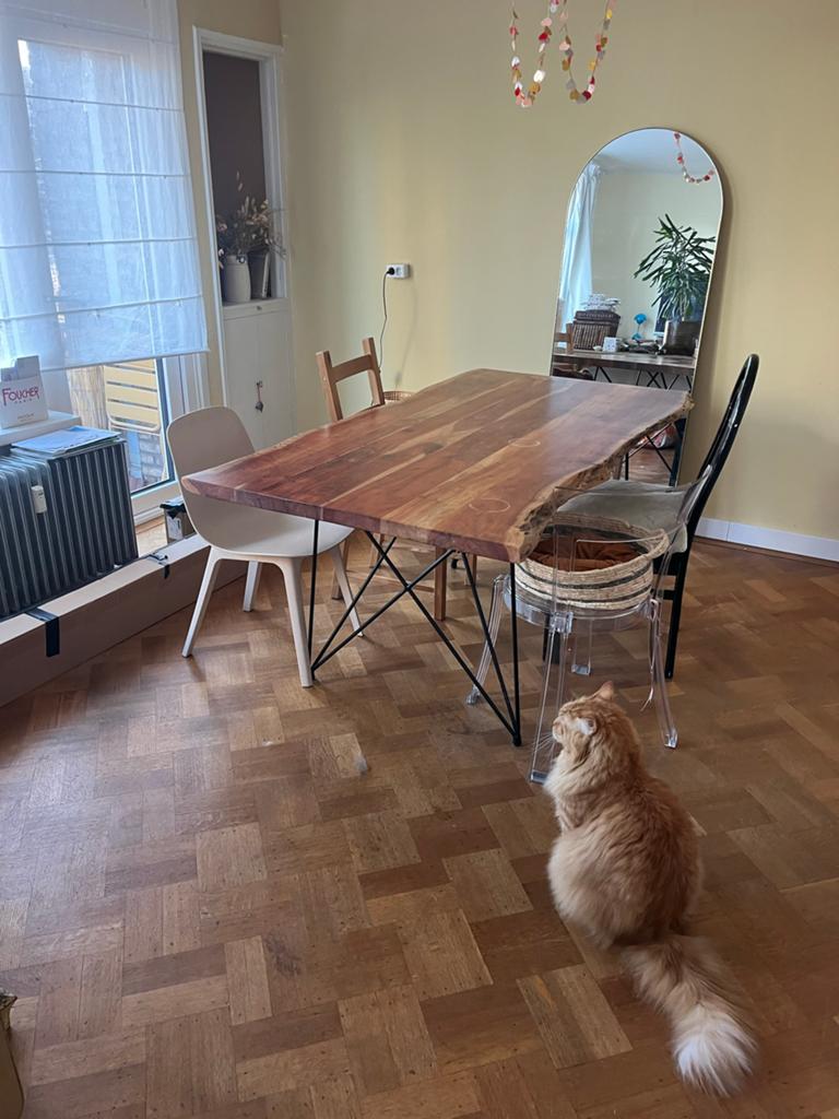 Houten eettafel met organische vormen en ijzeren poten, Huis en Inrichting, Tafels | Eettafels, Ophalen, Gebruikt, 50 tot 100 cm