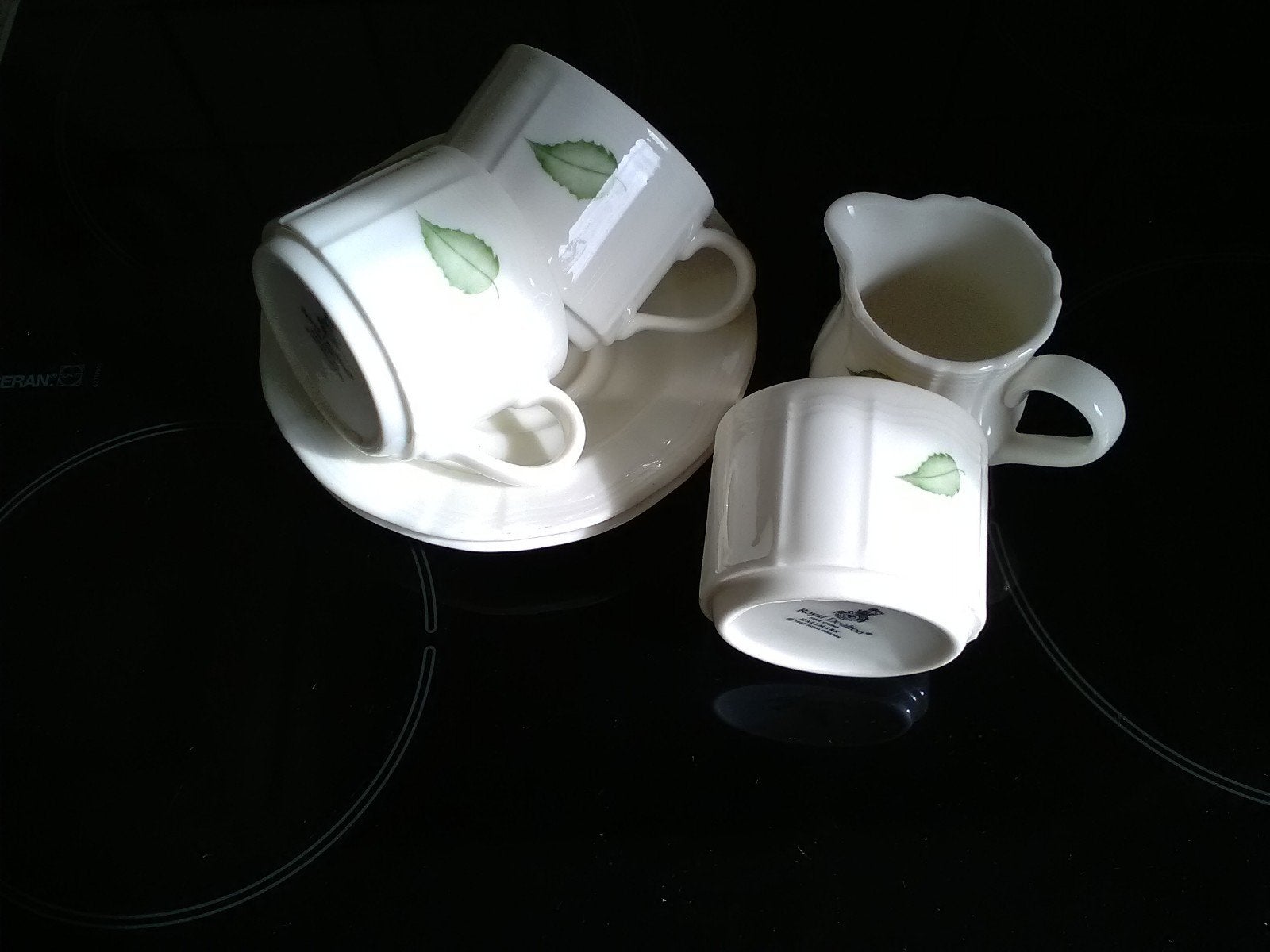 Royal doulton hall mark set: roomstel+2 kop en schotels, Ophalen of Verzenden, Zo goed als nieuw, Overige stijlen, Kop(pen) en/of Schotel(s)