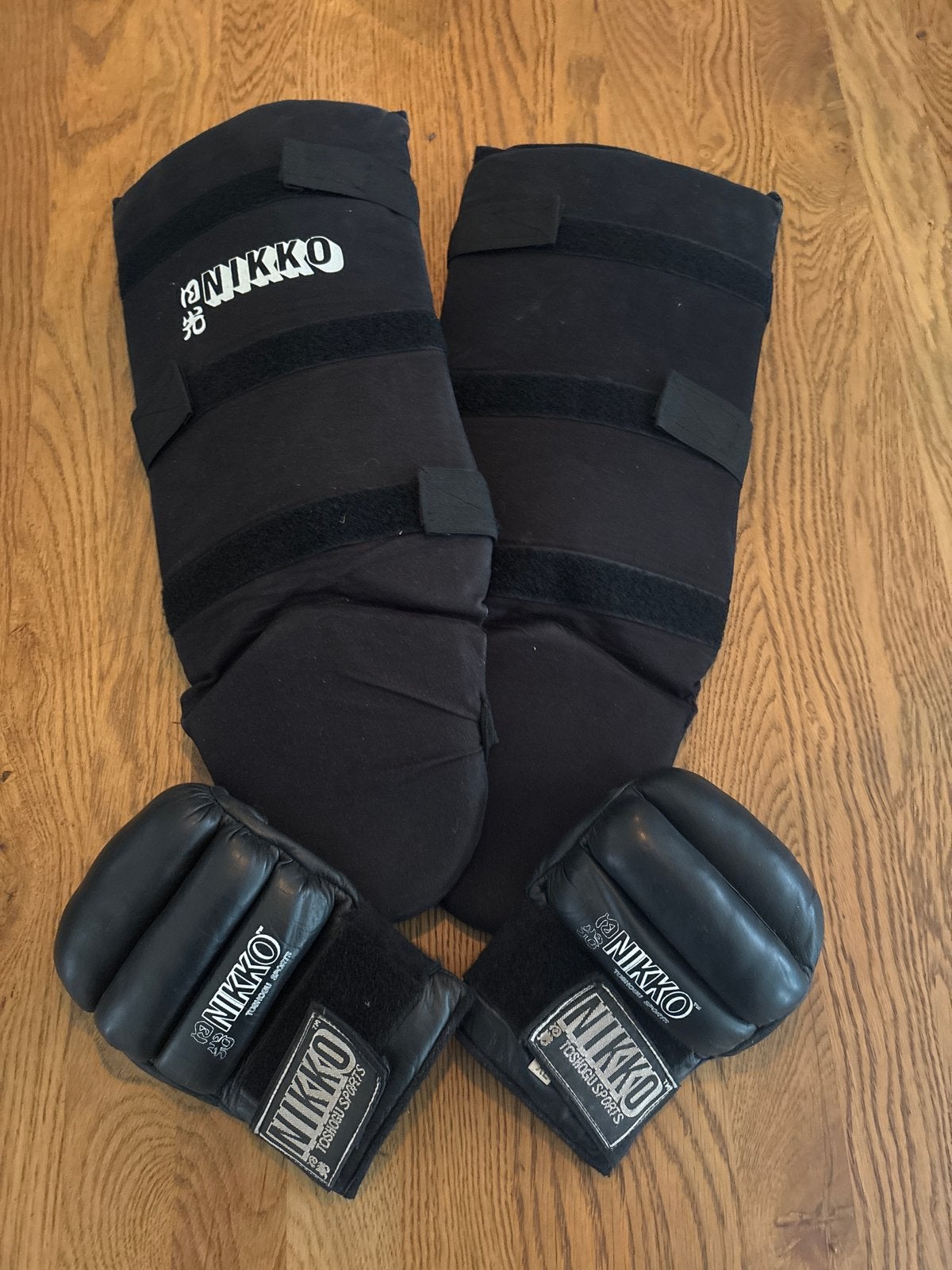 Gebruikte Nikko scheenbeschermers en handschoenen XL, Maat XL, Ophalen of Verzenden, Gebruikt, Vechtsportbescherming