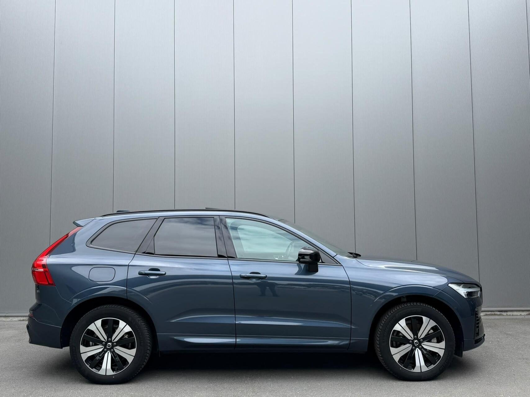 Volvo XC60 2.0 T6 Plug-in hybrid AWD Plus Dark Panorama|H/K, Auto's, Automaat, Gebruikt, 2063 kg, 4 cilinders
