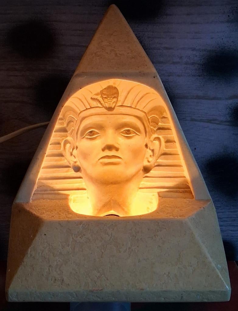 Tafellamp. TOETANCHAMON/Piramide. 1993. 22 cm. *Zie tekst., Ophalen, Zo goed als nieuw, Overige materialen