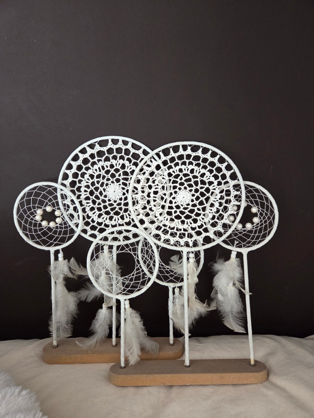 Twee keer raamdecoratie haakwerk, veertjes  op standaard, Huis en Inrichting, Woonaccessoires | Overige, Hout, Boho, Ophalen of Verzenden