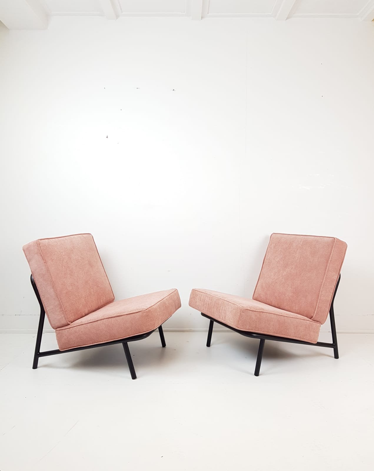Artifort Dux fauteuils roze zwart frame nieuw gestoffeerd, Ophalen of Verzenden, Zo goed als nieuw, 75 tot 100 cm