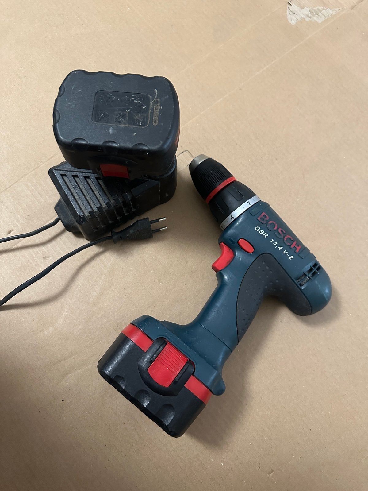 Bosch GSR 14,4 V-2 Boor- en Schroefmachine met lader, Ophalen of Verzenden, Gebruikt, Minder dan 400 watt, Boor- en Schroefmachine