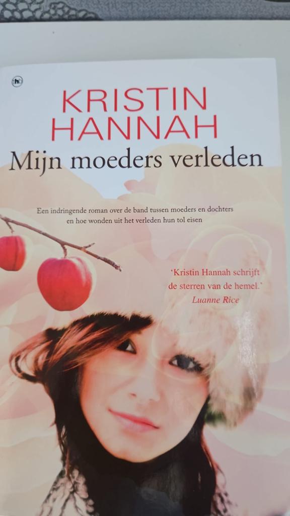Mijn Moeders Verleden - Kristin Hannah (Roman), Ophalen of Verzenden, Zo goed als nieuw