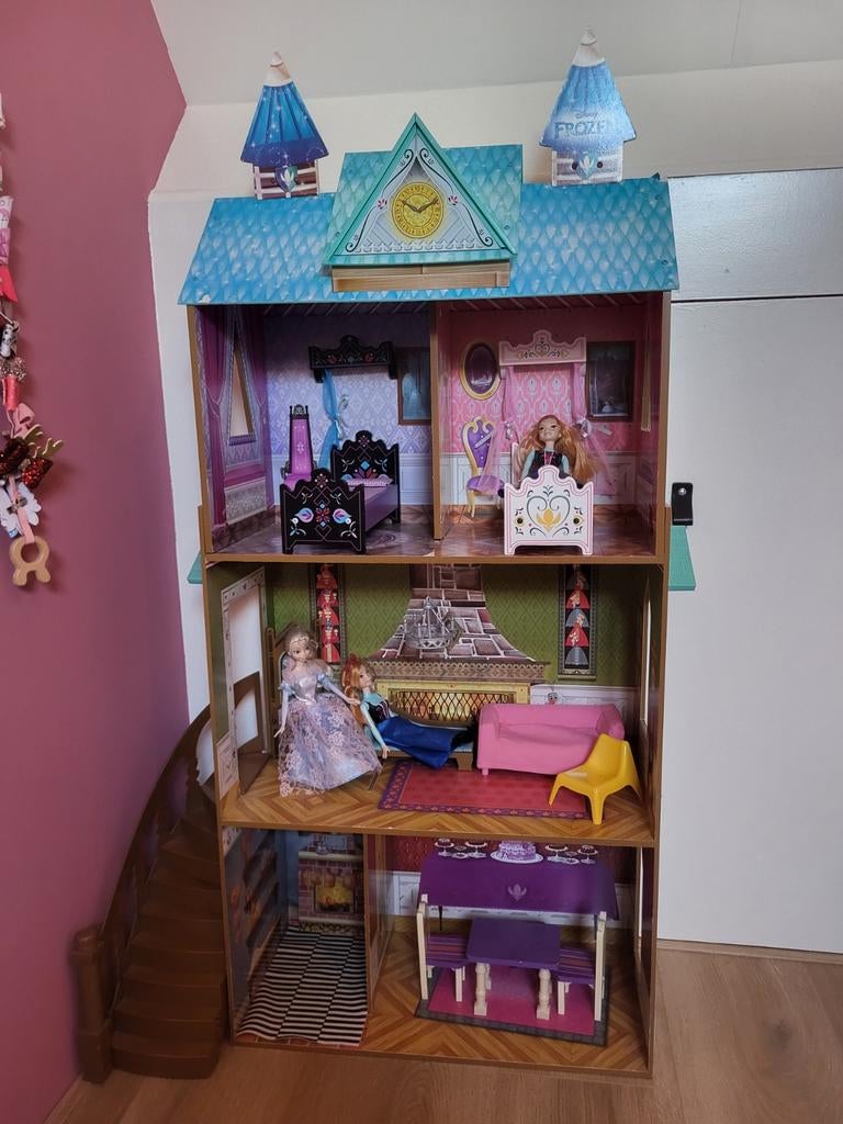 Groot Frozen Barbie huis met accessoires, Ophalen, Gebruikt, Barbie