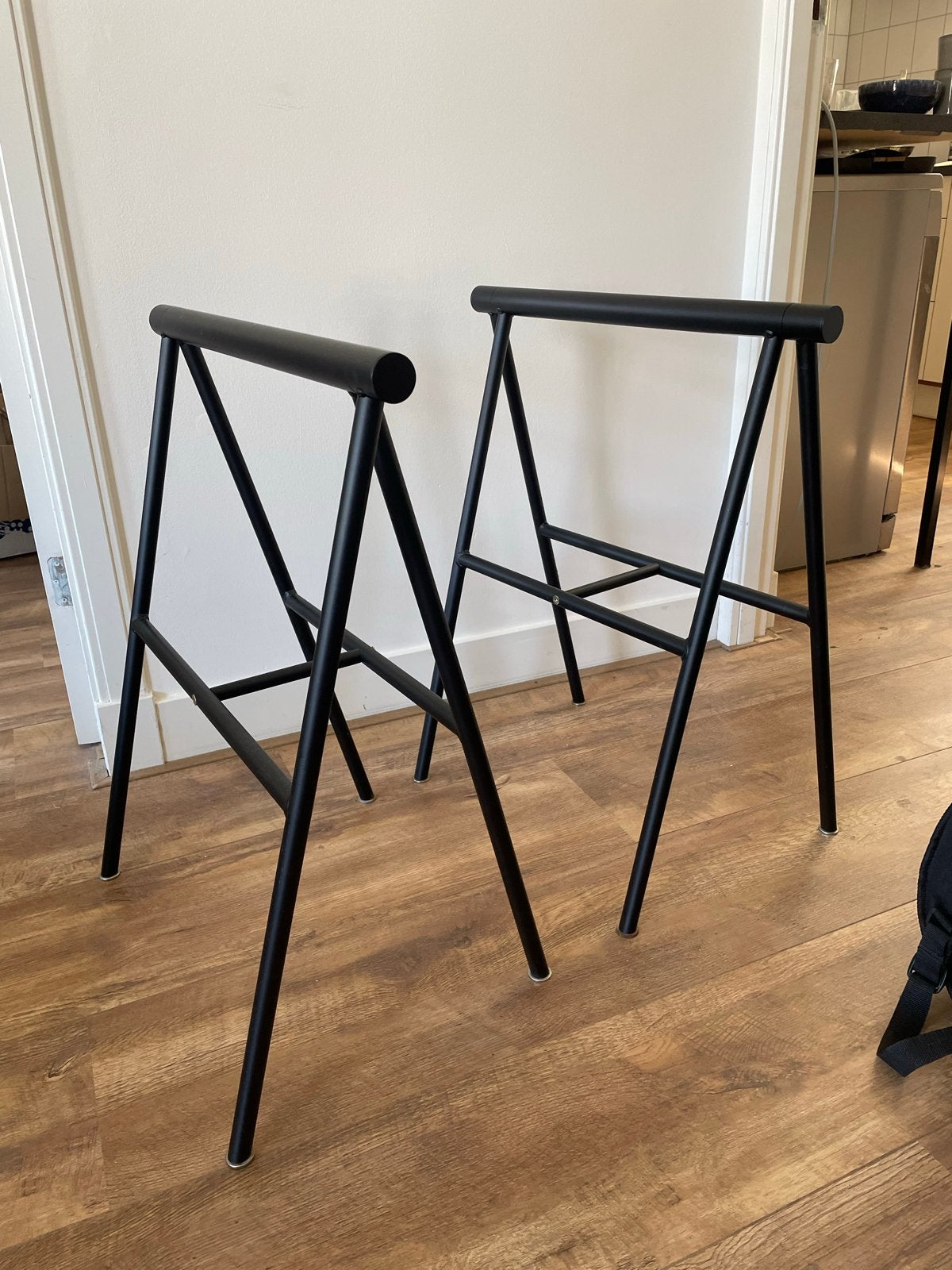 Zwart metalen schragen (2 stuks) - 69cm hoog, Ophalen, Gebruikt, Staal
