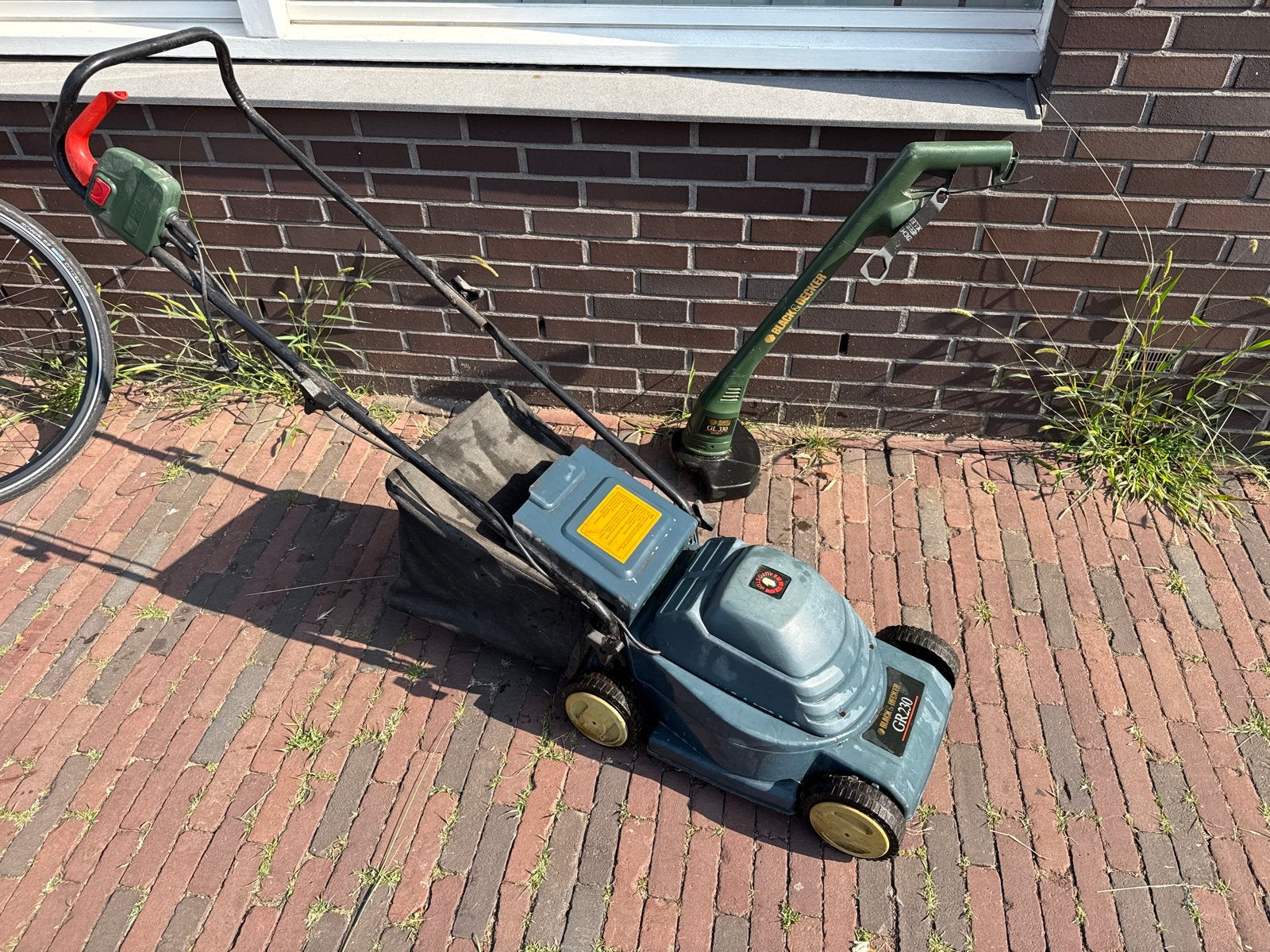 Black & Decker grasmaaier GR230 en trimmer GL330, Ophalen, Cirkelmaaier, Gebruikt, Elektrische grasmaaier
