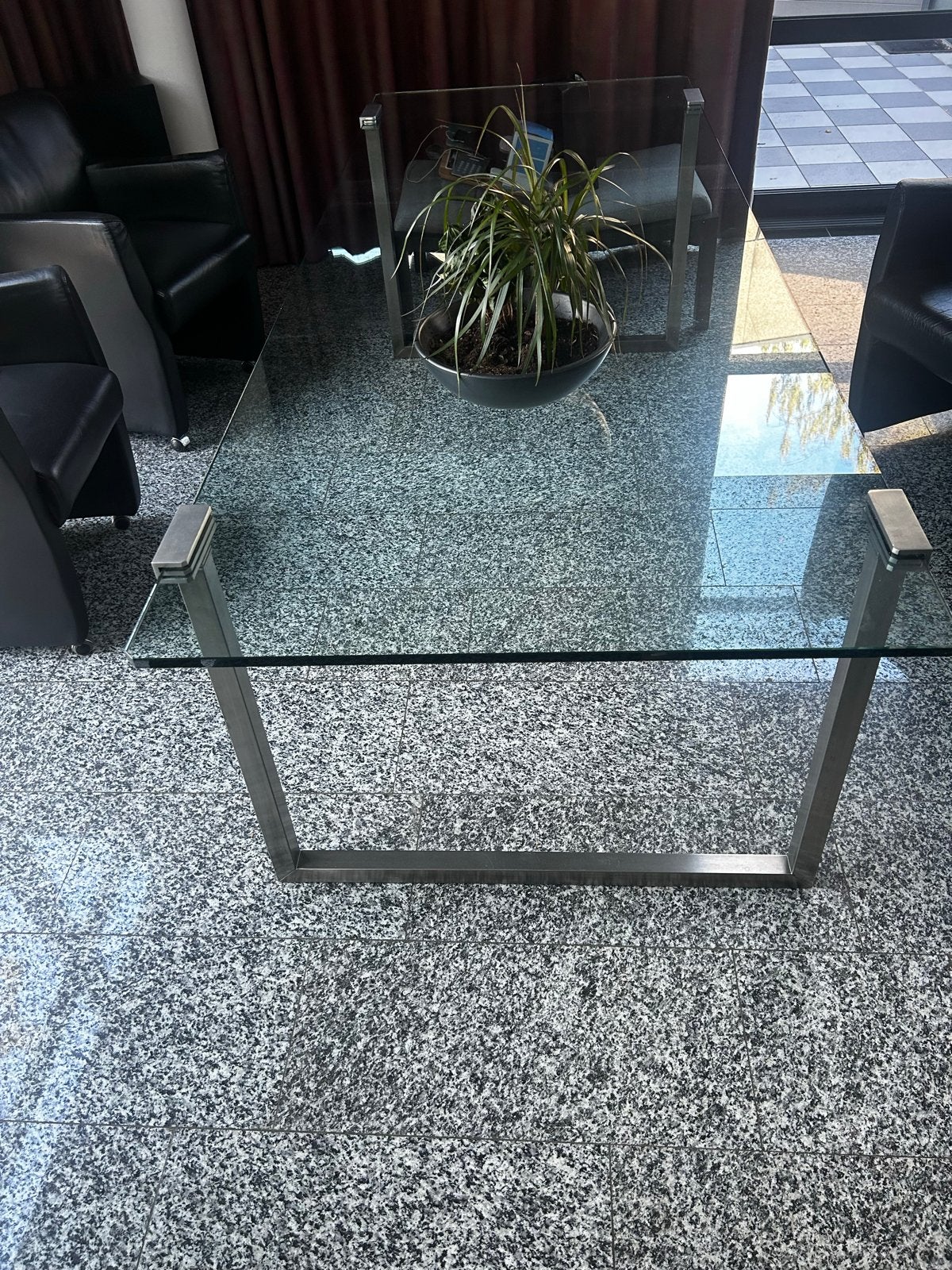 Glazen salontafel met 6 leren stoelen op wielen, Huis en Inrichting, Gebruikt, 200 cm of meer, Glas, 75 – 100