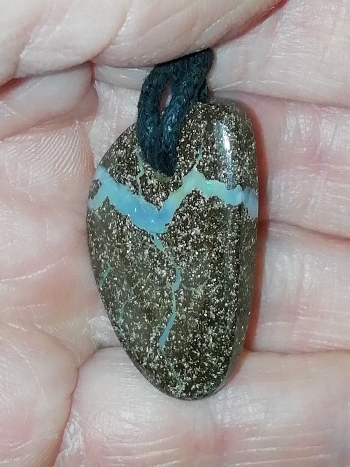 Boulder opaal hanger, Sieraden, Tassen en Uiterlijk, Edelstenen, Ophalen of Verzenden, Nieuw