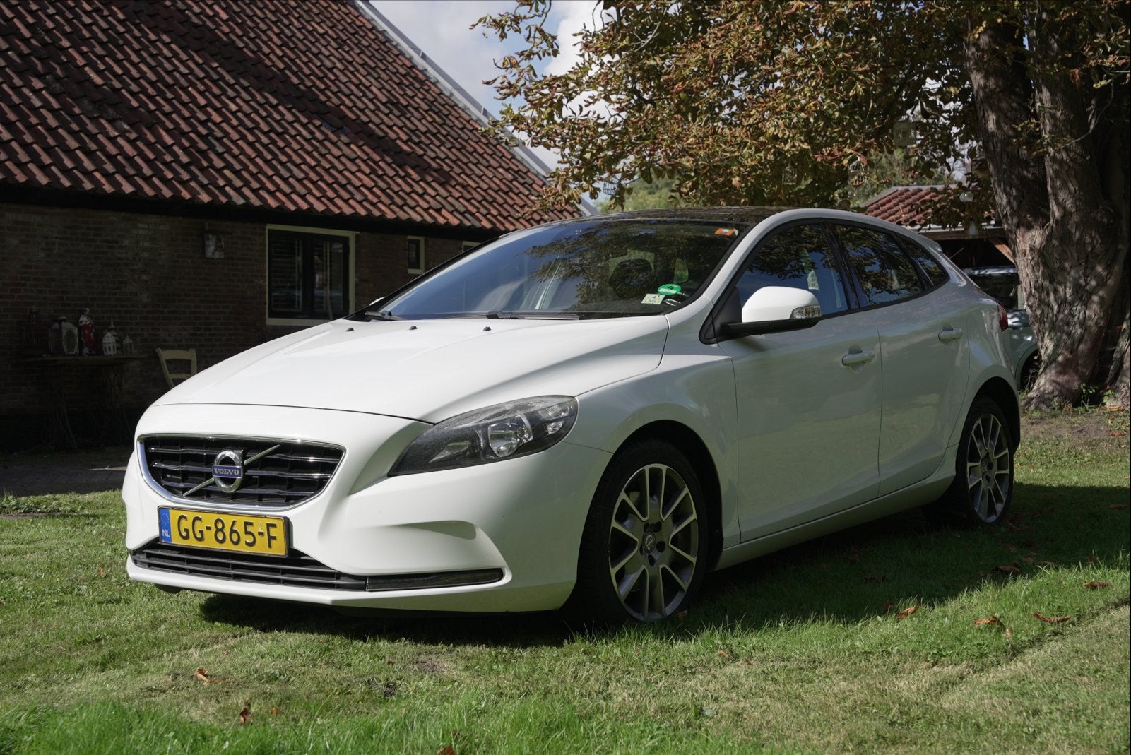 Volvo V40 2.0L T2 Kinetic 2015 Ice White | PANO, Voorwielaandrijving, Dealer onderhouden, Stof, Zwart