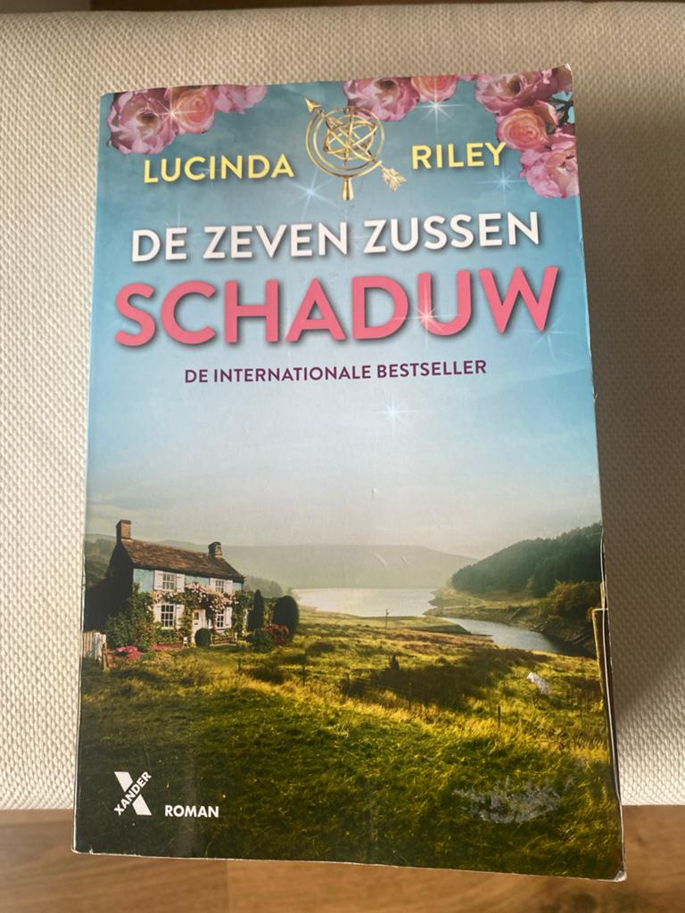Lucinda Riley - Schaduw, Boeken, Ophalen of Verzenden, Zo goed als nieuw, Lucinda Riley