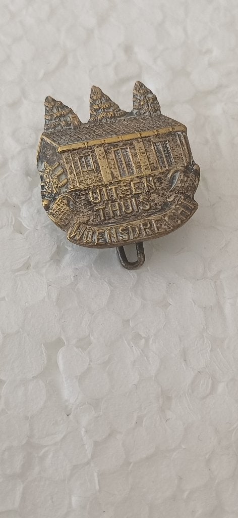 Woensdrecht Uit en Thuis, Verzamelen, Speldjes, Pins en Buttons, Ophalen of Verzenden, Zo goed als nieuw, Overige onderwerpen