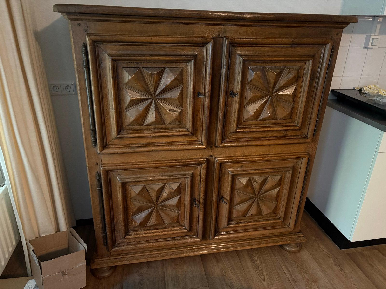 Antieke houten kast met gesneden panelen, Ophalen