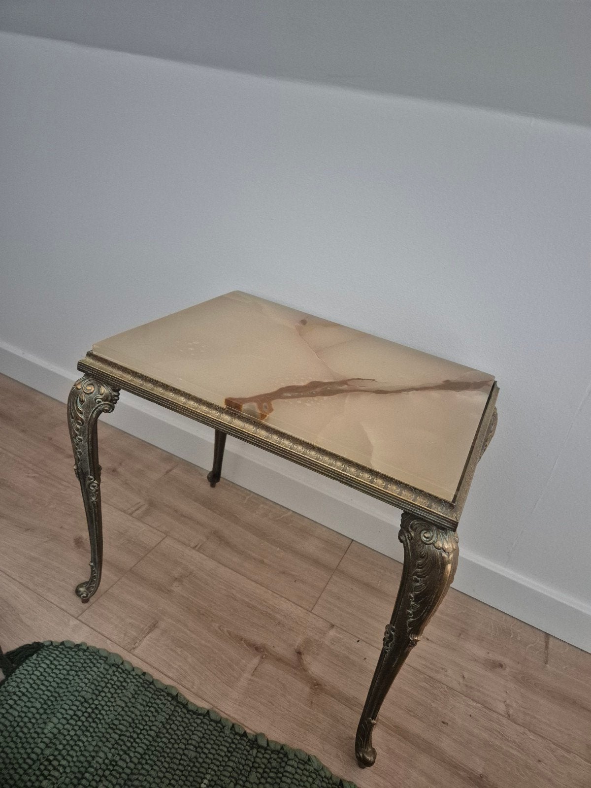 Elegant Bijzettafel met Marmeren Blad en Sierlijke Poten, Ophalen, Rond, Minder dan 55 cm, 45 tot 60 cm