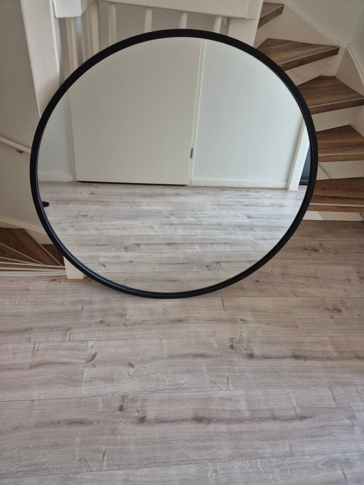 Ronde spiegel met zwarte rand - 94 cm, Huis en Inrichting, Woonaccessoires | Spiegels, Ophalen, Rond, Zo goed als nieuw, 75 tot 100 cm