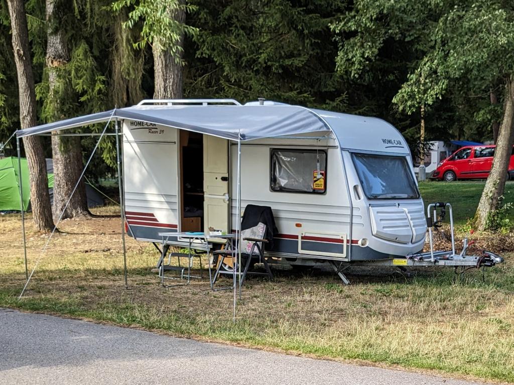 Chateau Home-Car Racer 39 met vast bed, Caravans en Kamperen, Caravans, Particulier, tot en met 4, 1000 - 1250 kg, Treinzit, Chateau