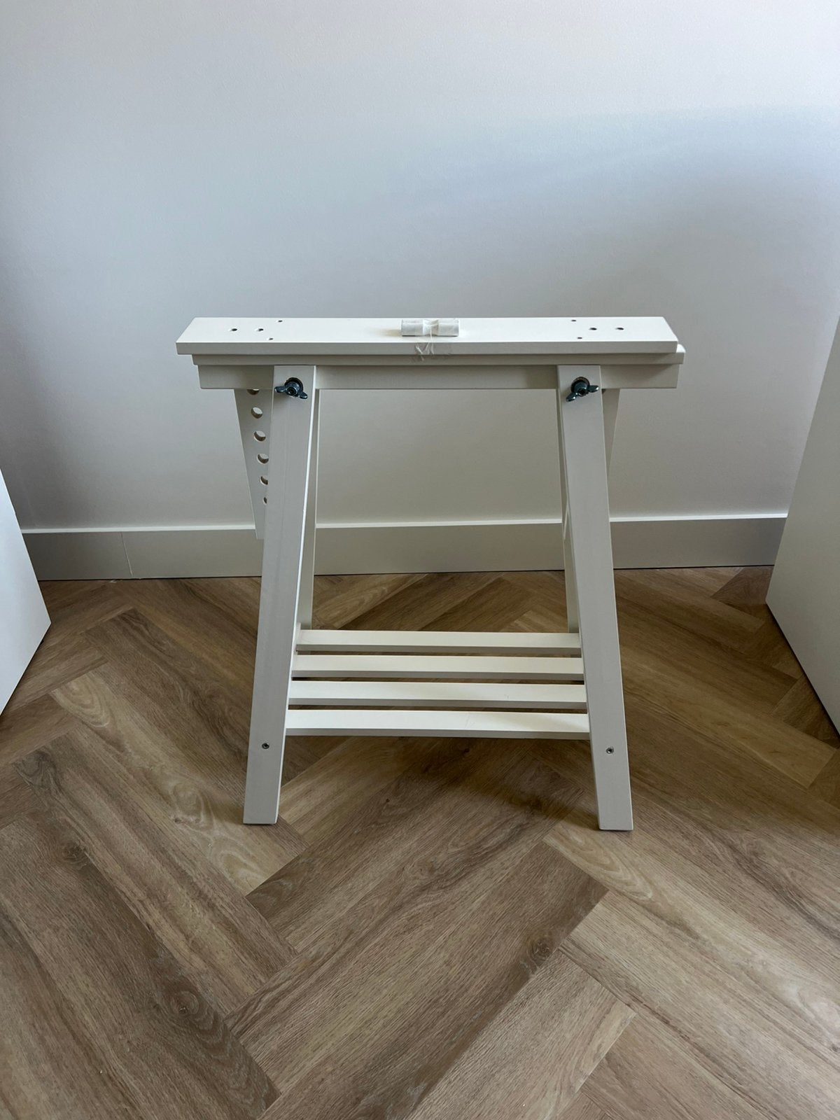 Mittback Ikea schraag Wit, Huis en Inrichting, Krukjes, Ophalen of Verzenden, Zo goed als nieuw, Hout