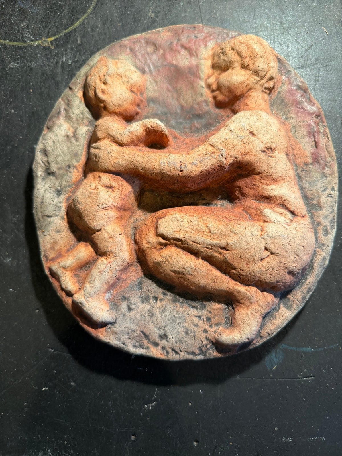 Terracotta wandreliëf Moeder en Kind - Hanna Mobach, Antiek en Kunst, Minder dan 20 cm, Ophalen of Verzenden, Wanddecoratie, Gemerkt