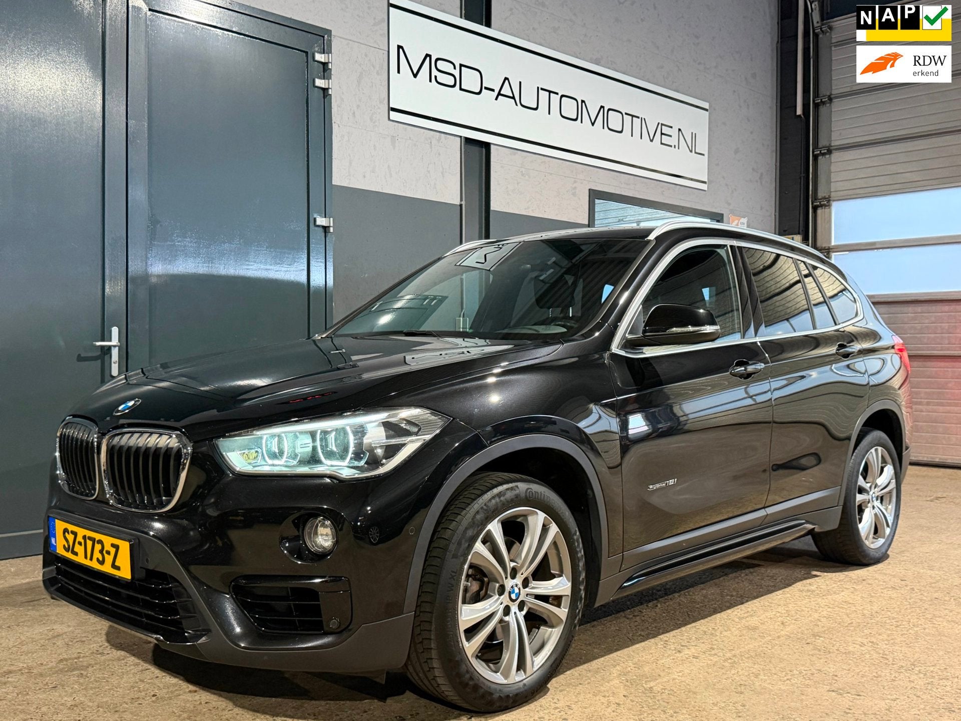 BMW X1 SDrive18i Executive Leder Camera Onderhouden, Auto's, Gebruikt, Euro 6, Automatische klimaatregeling, Zwart