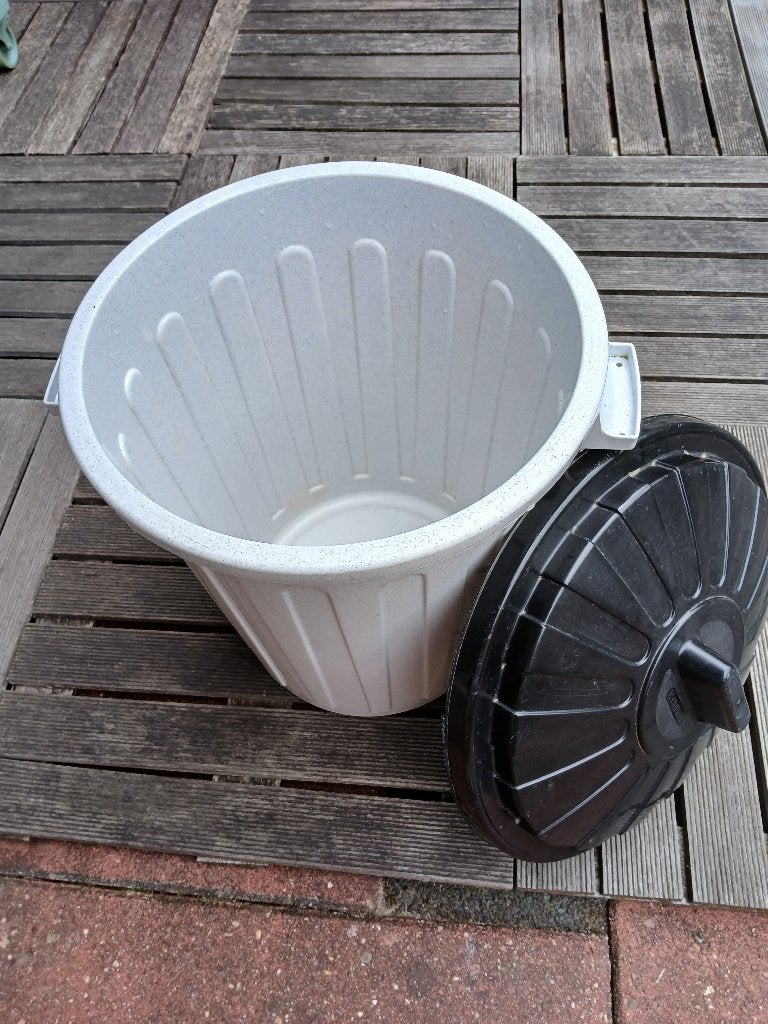 Te koop van merk Curver licht grijze ton met zwarte deksel., 40 liter of meer, Ophalen, Gebruikt, Kunststof