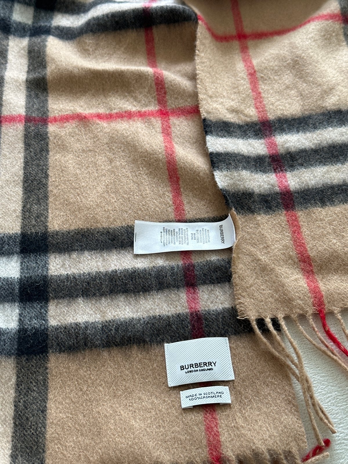 Burberry Kasjmier Sjaal - Klassiek Geruit Design, Ophalen of Verzenden, Zo goed als nieuw, Maat 38/40 (M), Sjaal