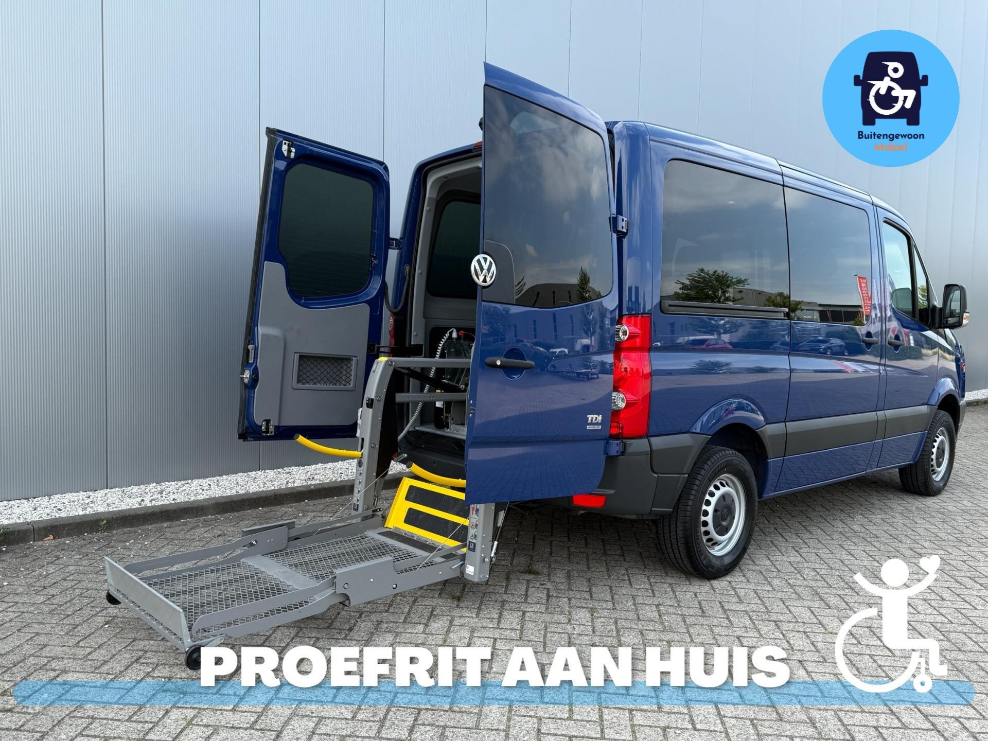 Volkswagen Crafter Rolstoelbus Airco (DEMO) 5900 km!, Gebruikt, Zwart, 4 cilinders, Origineel Nederlands
