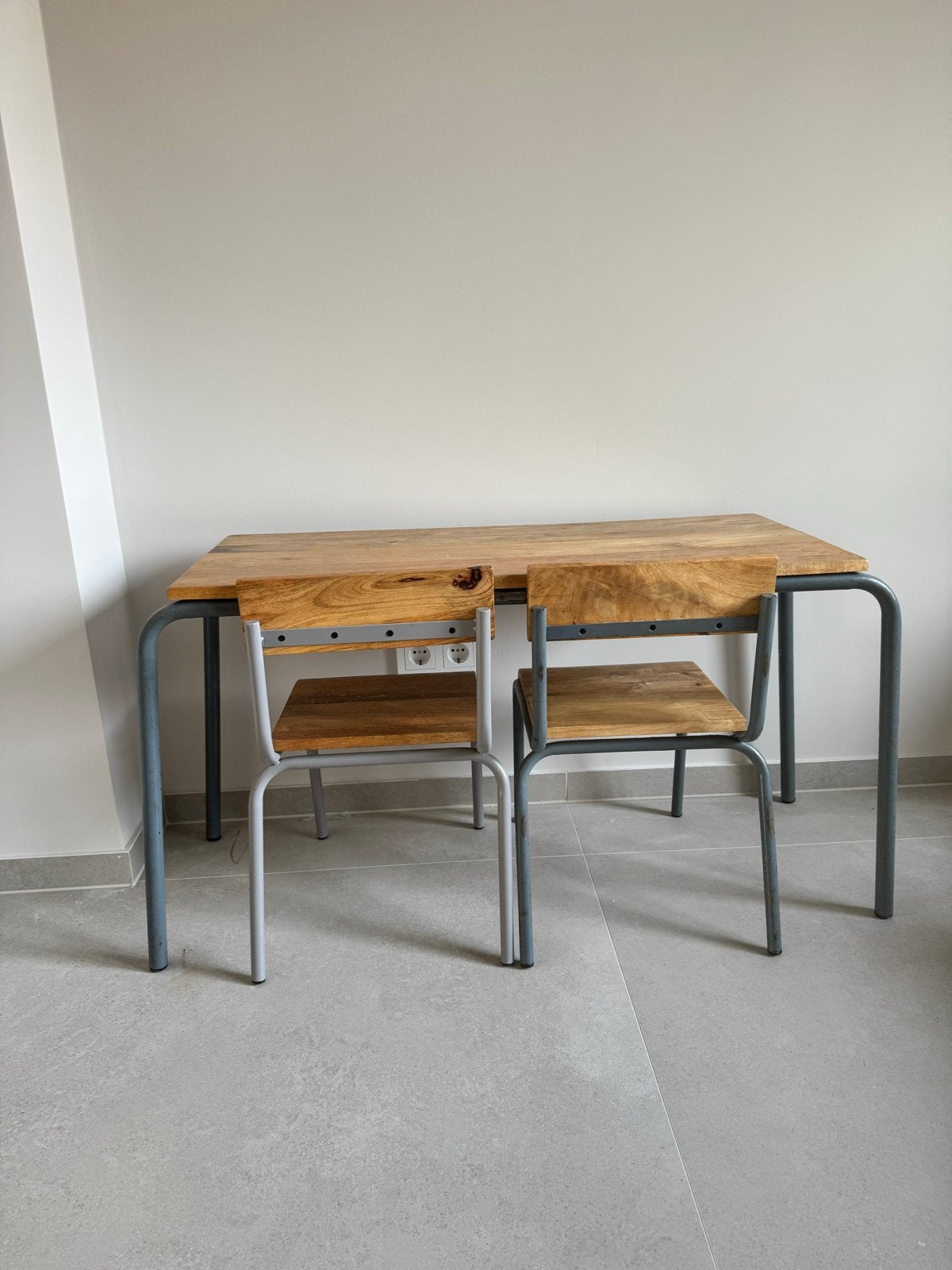 Bureau met stoelen kinderen, Ophalen, 100 tot 150 cm, Tot twee personen, Zo goed als nieuw